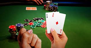 Pemain menggunakan telepon seluler untuk bermain game kasino online di 3utools